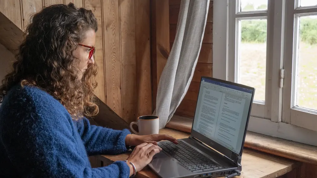 Aurélia Horner en train de travailler